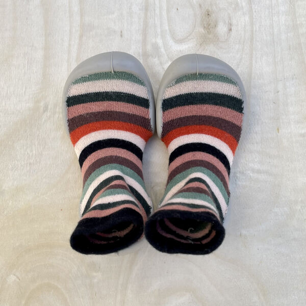 Chausson Collégien - Rayures Noir/Vert/Orange (photo 1/4)